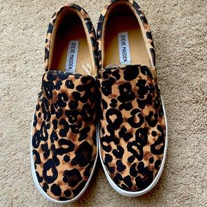 Steve Madden size 9 Leopard slip ons
